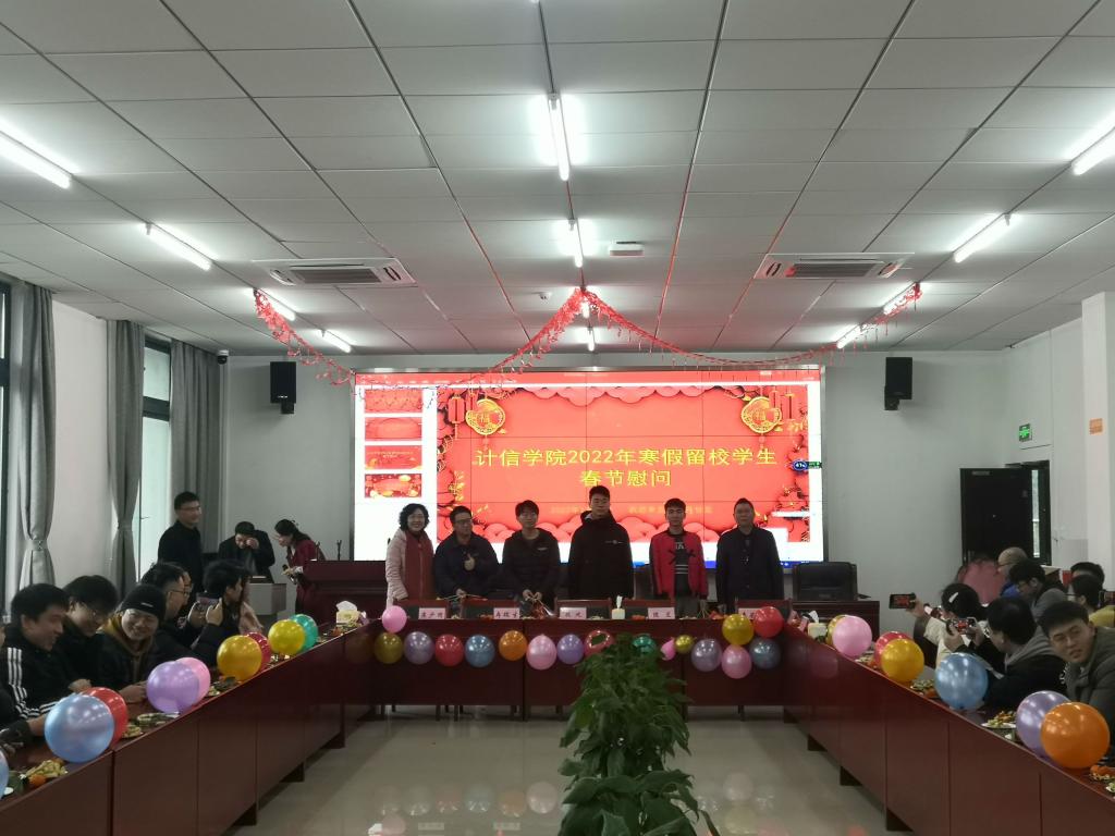 院长魏延、党委书记陈兰为同学发放慰问礼包